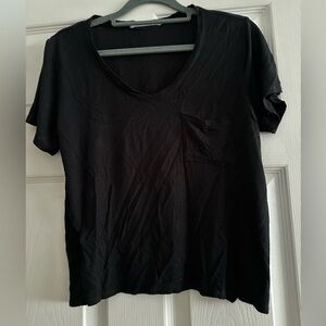 Black v-neck pocket t shirt